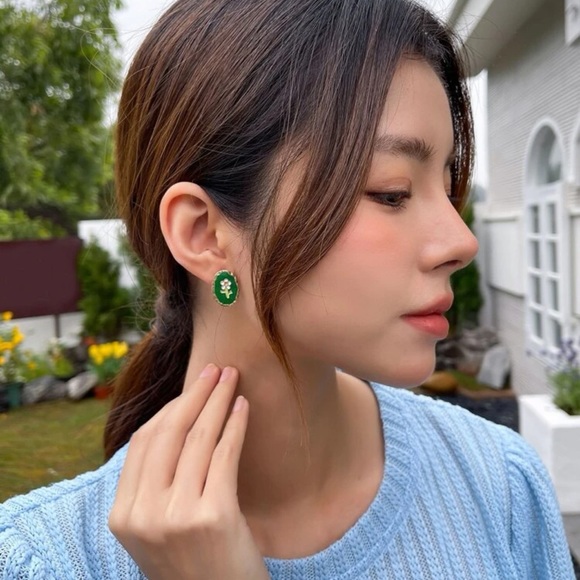 Daisy Flower Detail Oval Stud Earrings - Picture 2 of 7